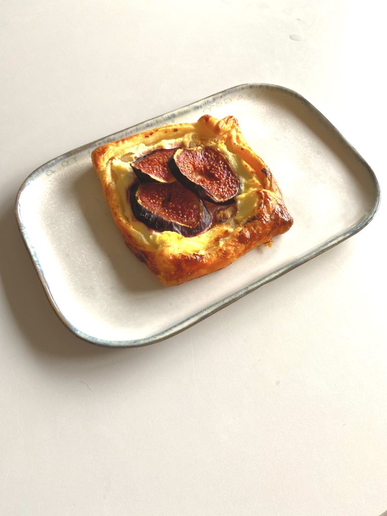 Puff Pastries with Figs and Ricotta