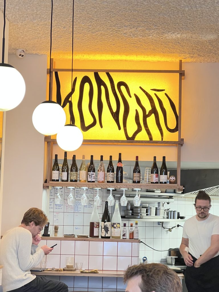 Konchu, Brussels